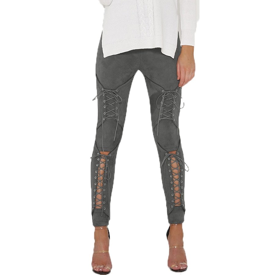 Клаудия Блэк в кожаных штанах