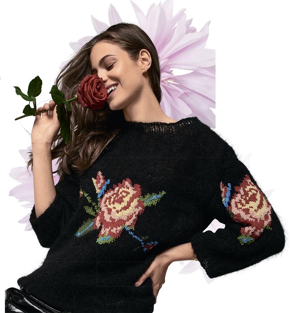 Вязаные свитера с розами
