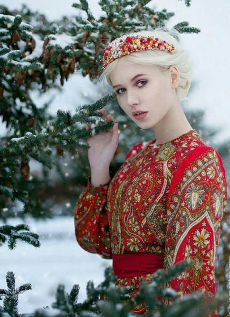 Девушки в русских народных костюмах