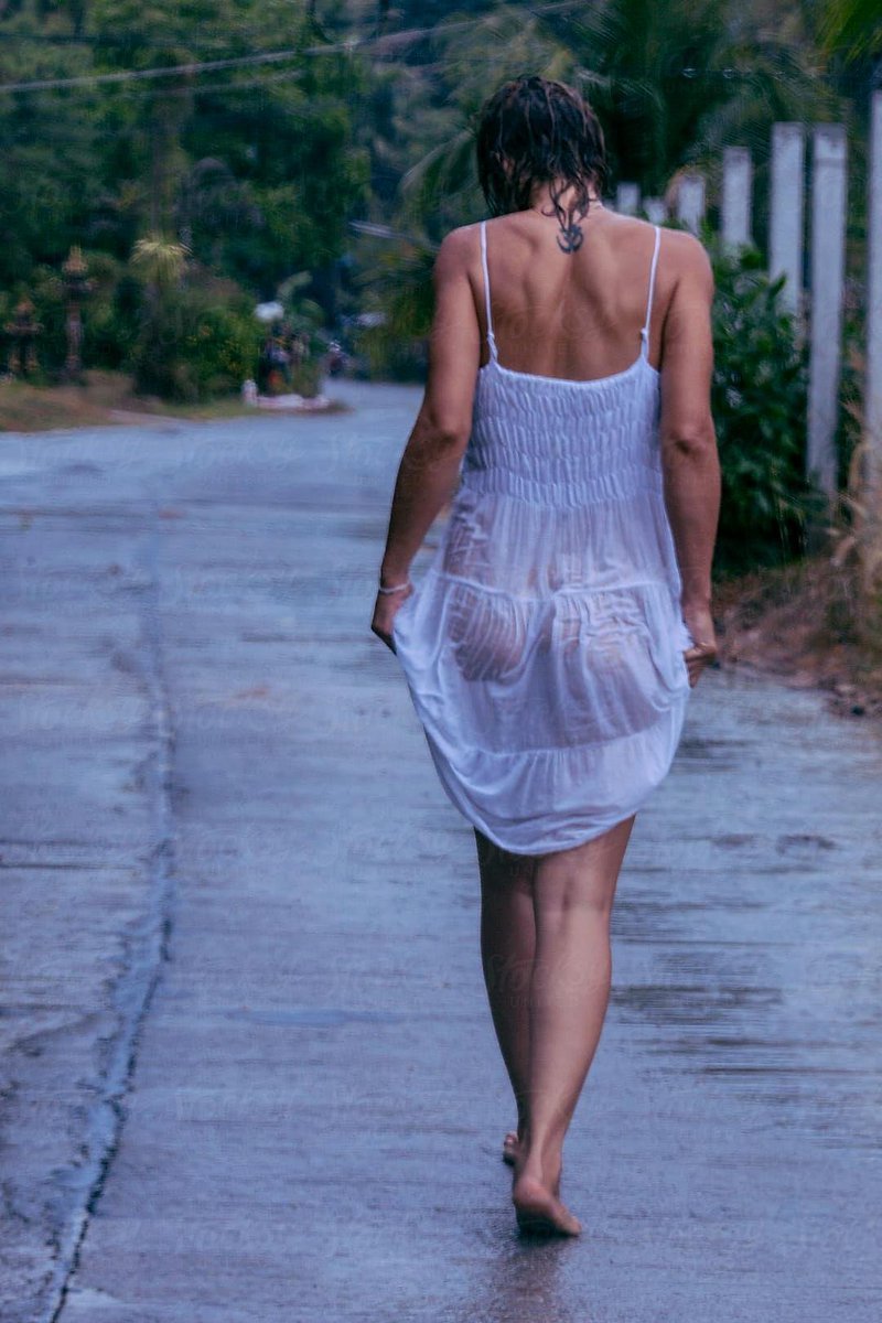 Девушка в платье красивая короткое