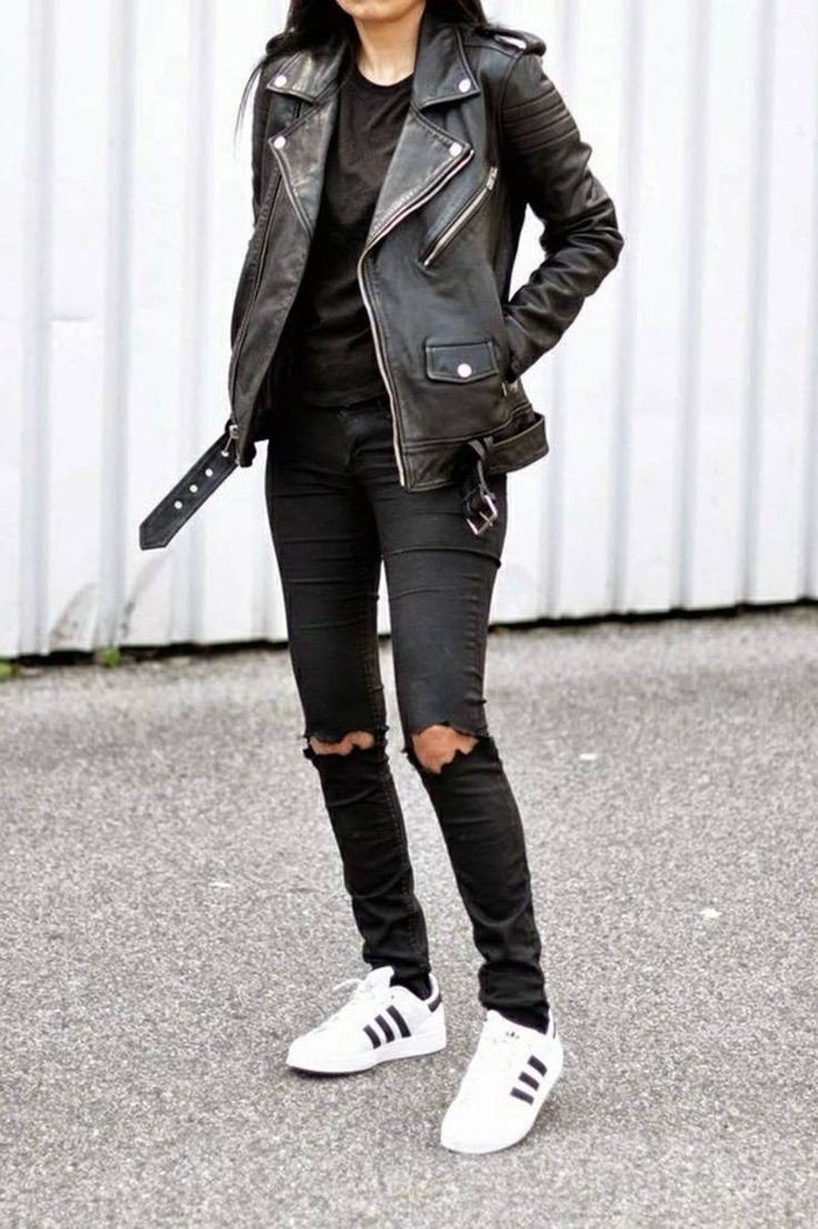 Кожаная куртка и белые кеды мужские