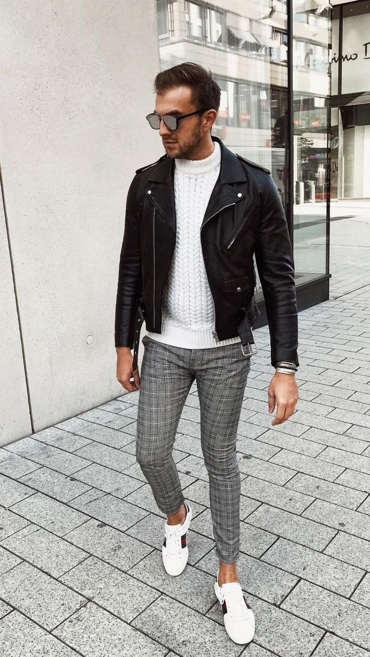 Стильный парень в джинсах