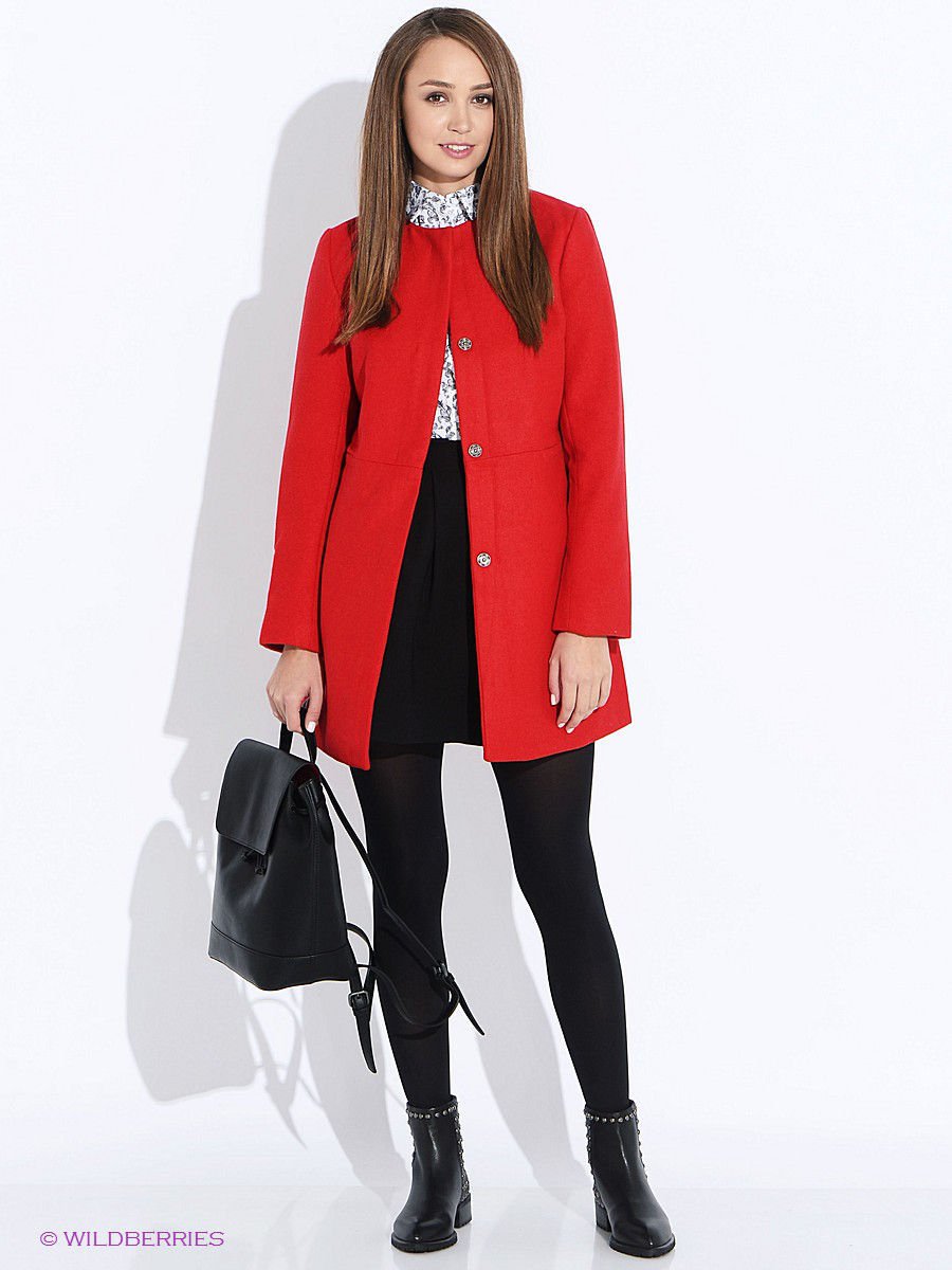 Черное пальто с красной подкладкой