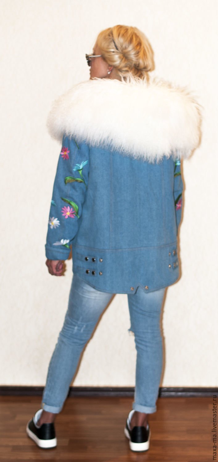 Светло голубой пуховик с мехом ламы