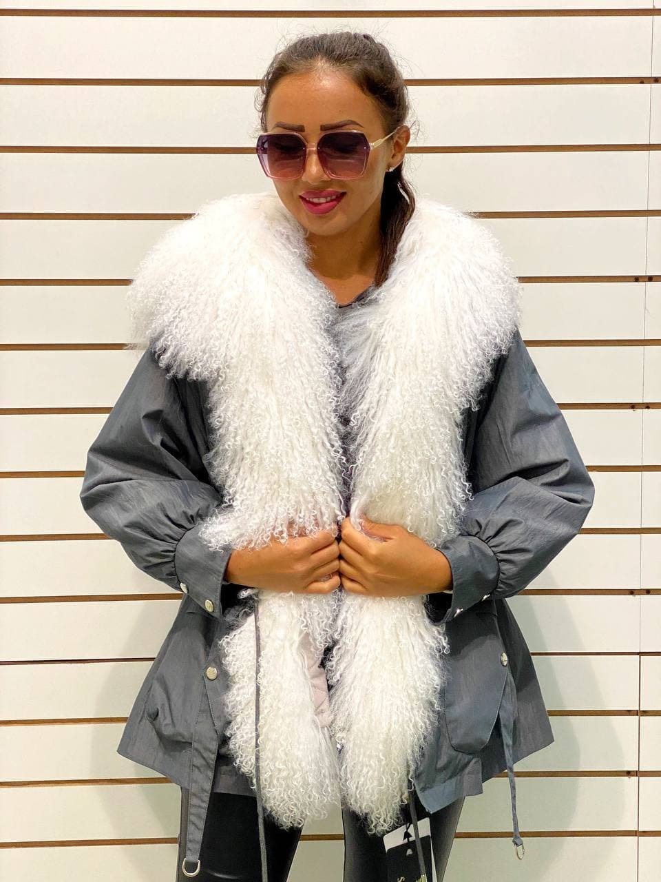 Серая парка с мехом ламы