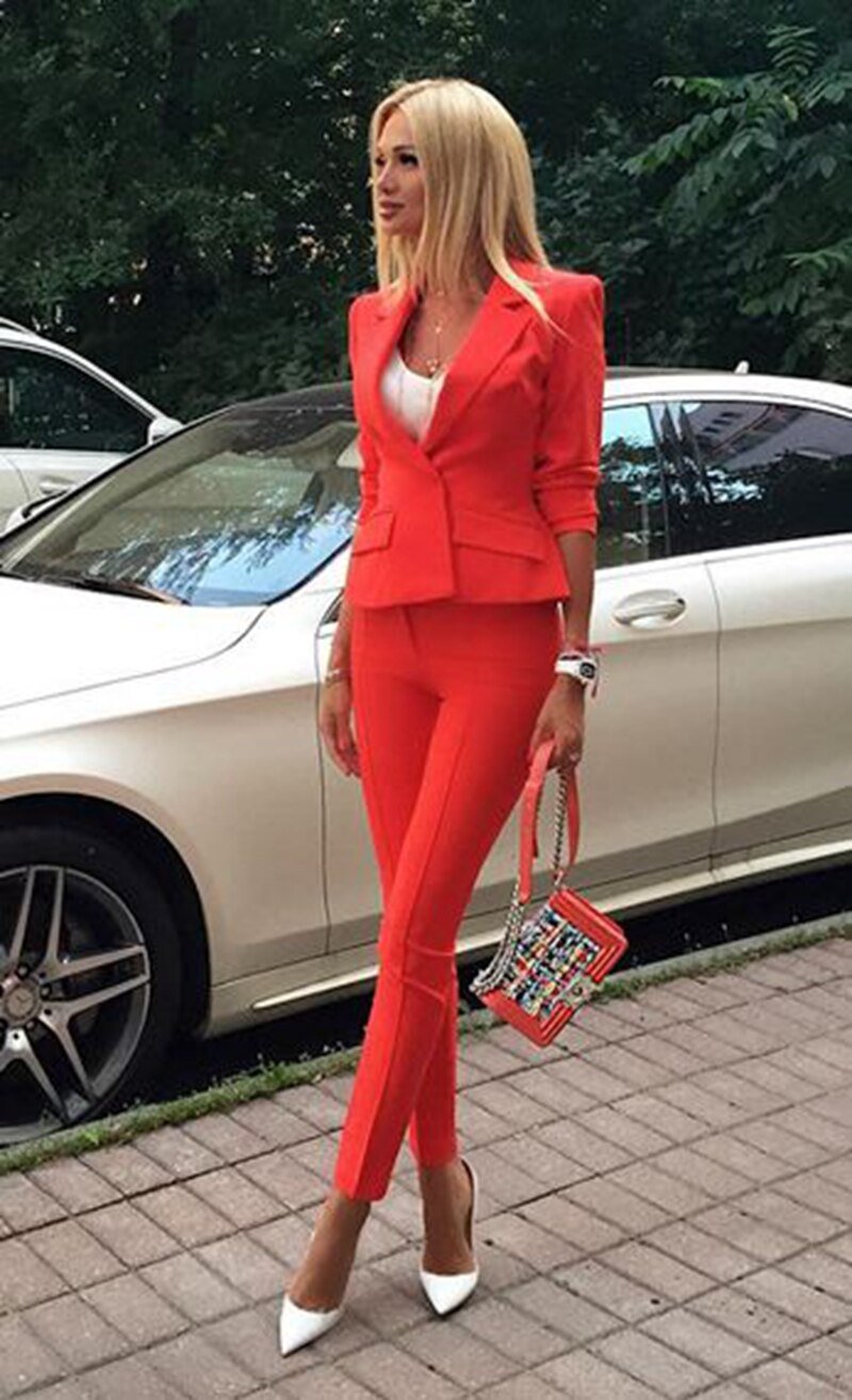 Виктория Лопырева в брючном костюме