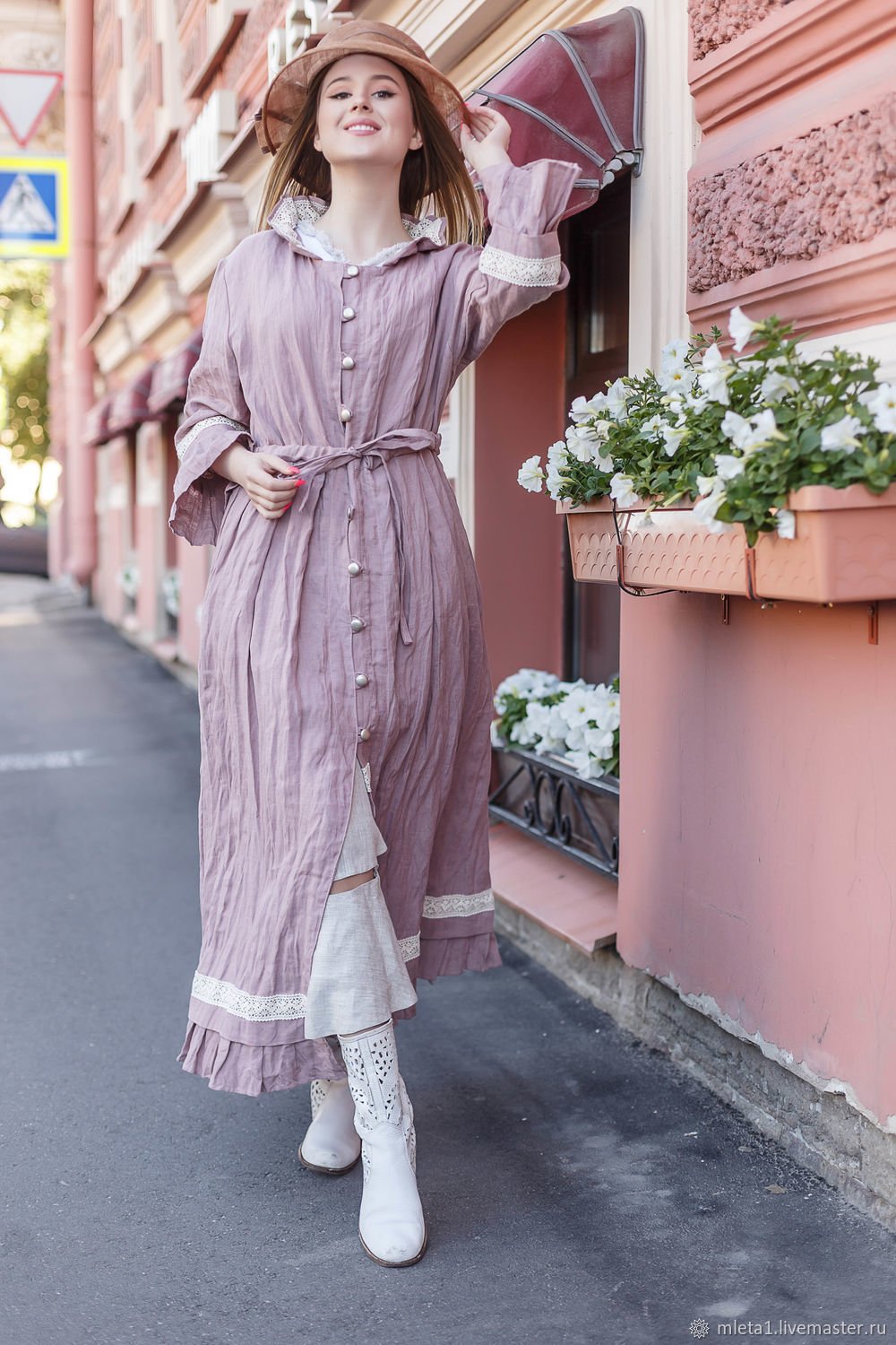 Девушка в длинном сарафане