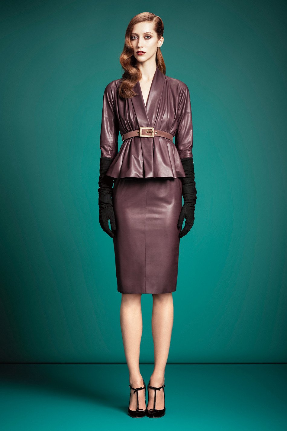 Кожаный костюм с юбкой