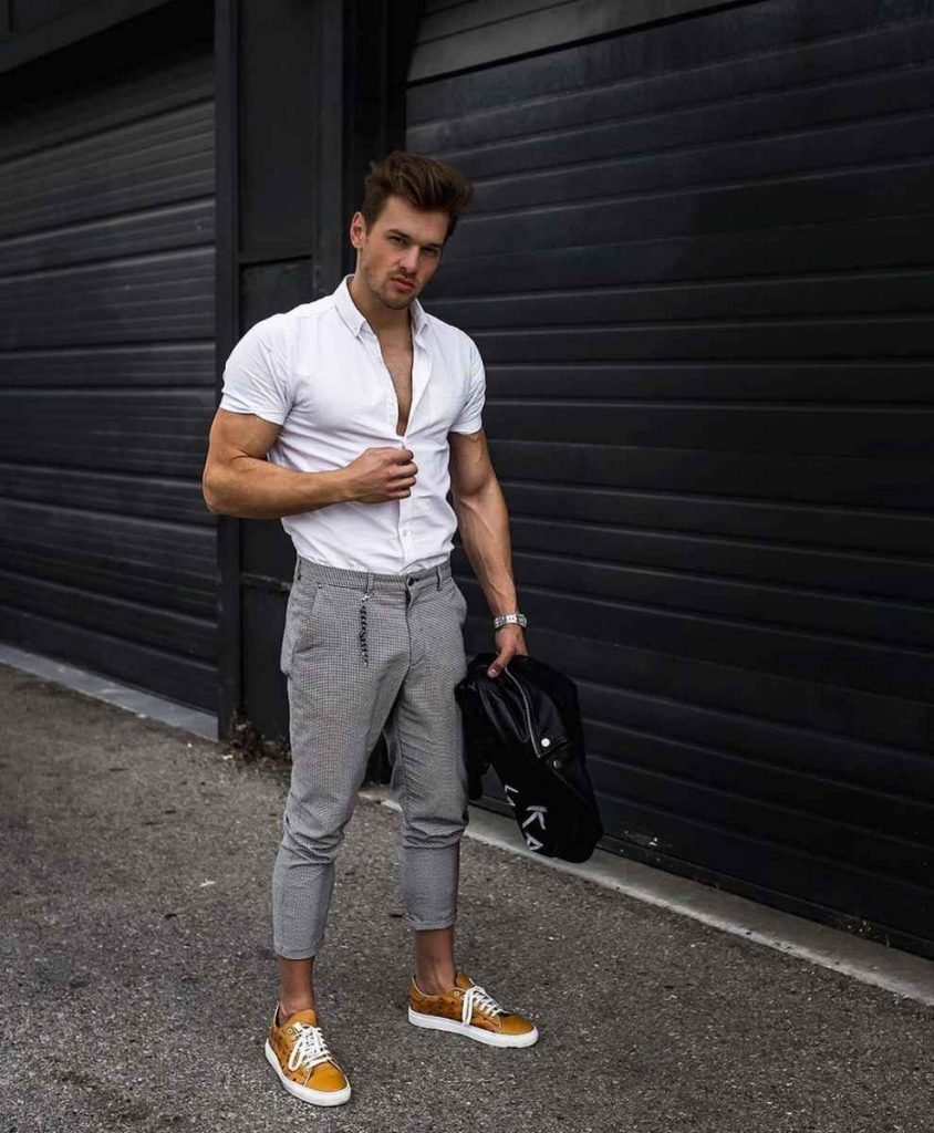 Рубашка брюки и кроссовки