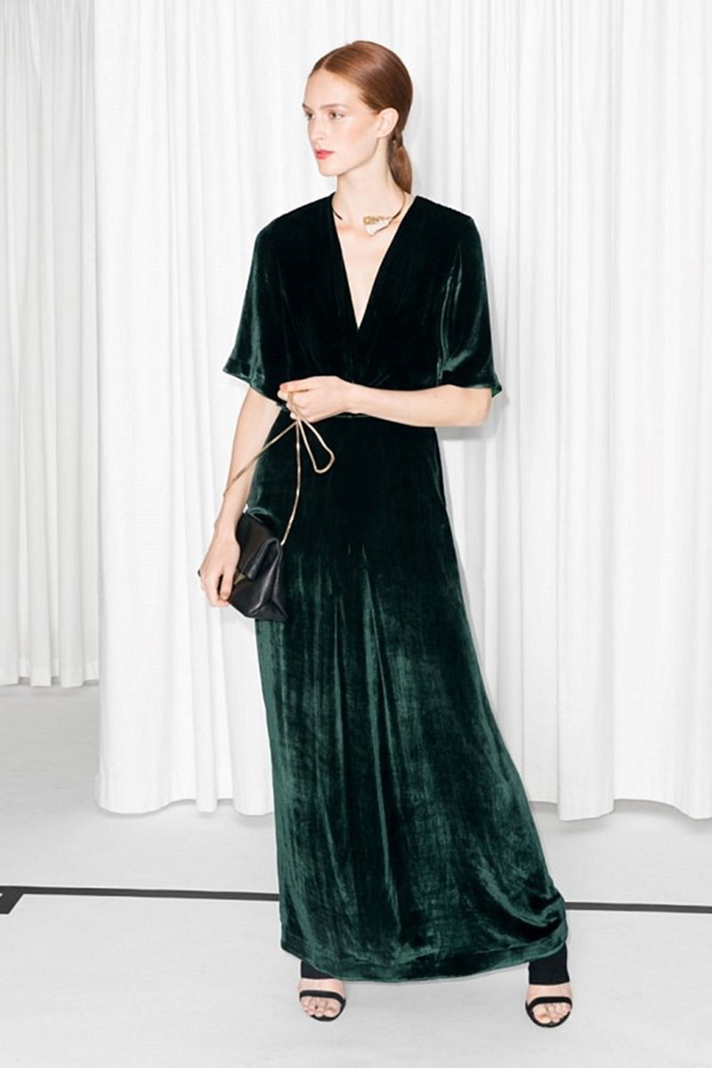 Платье из бархата с вышивкой