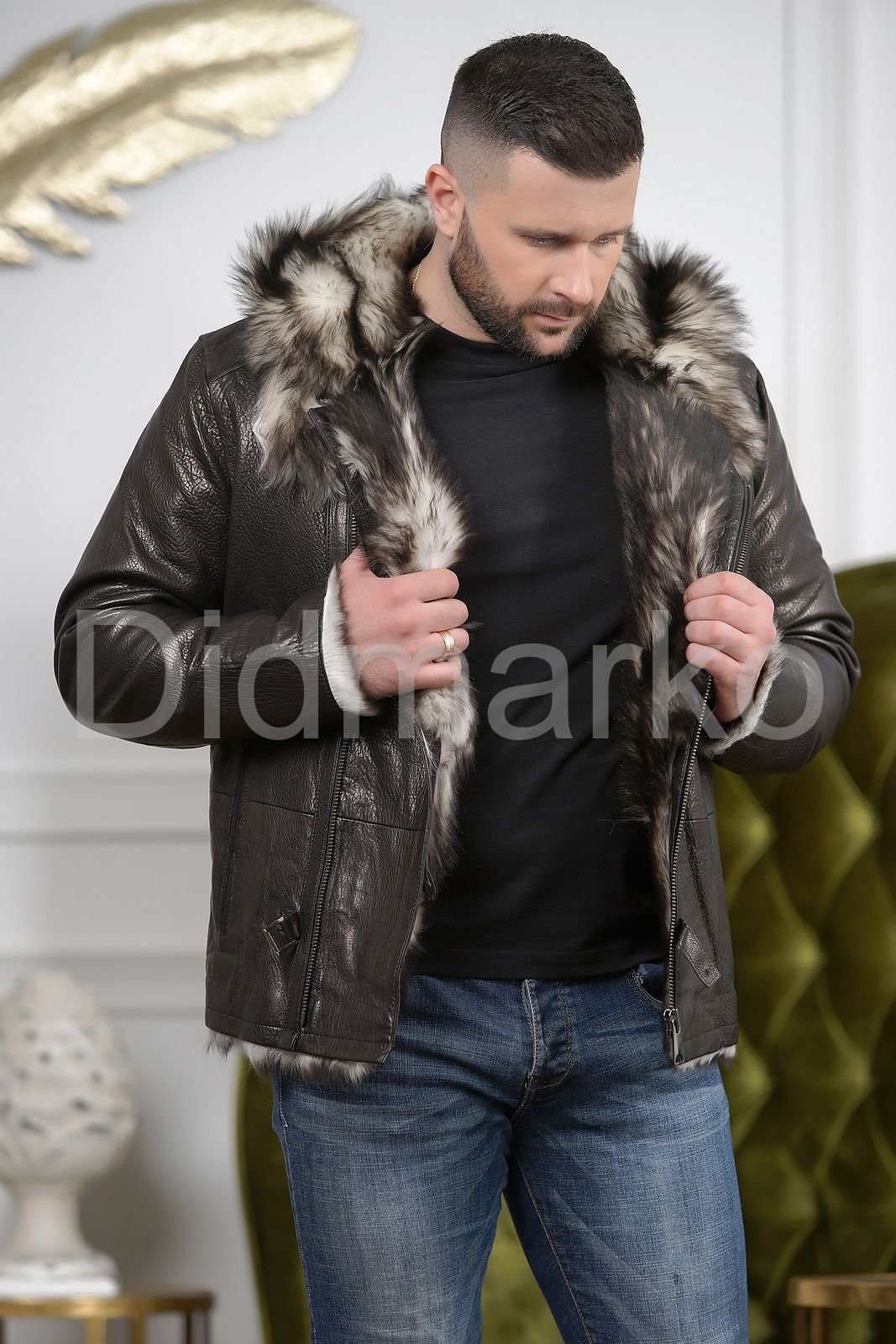 Мужская кожаная куртка с мехом волка