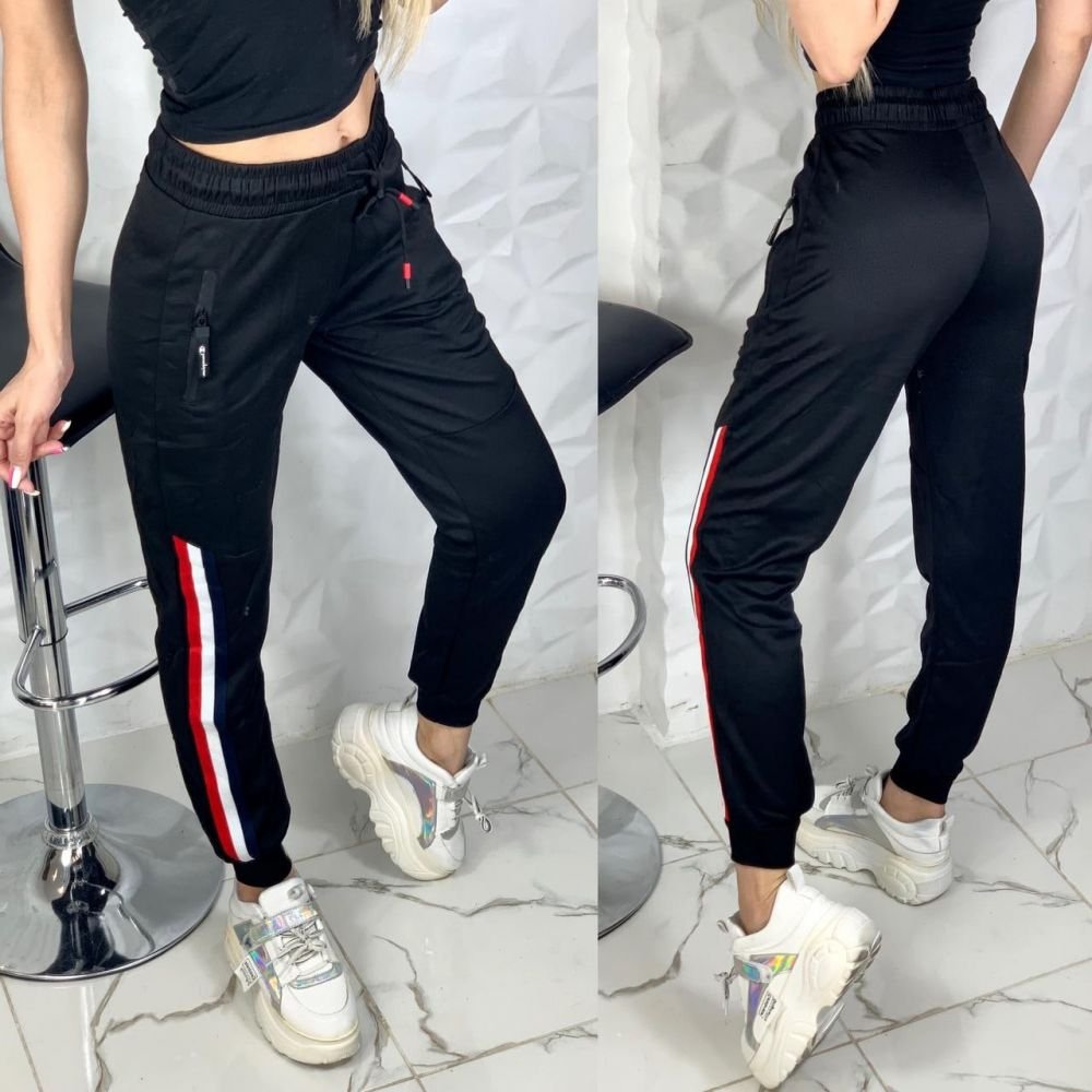 Спортивные штаны растегиваются замком по боковой стороне