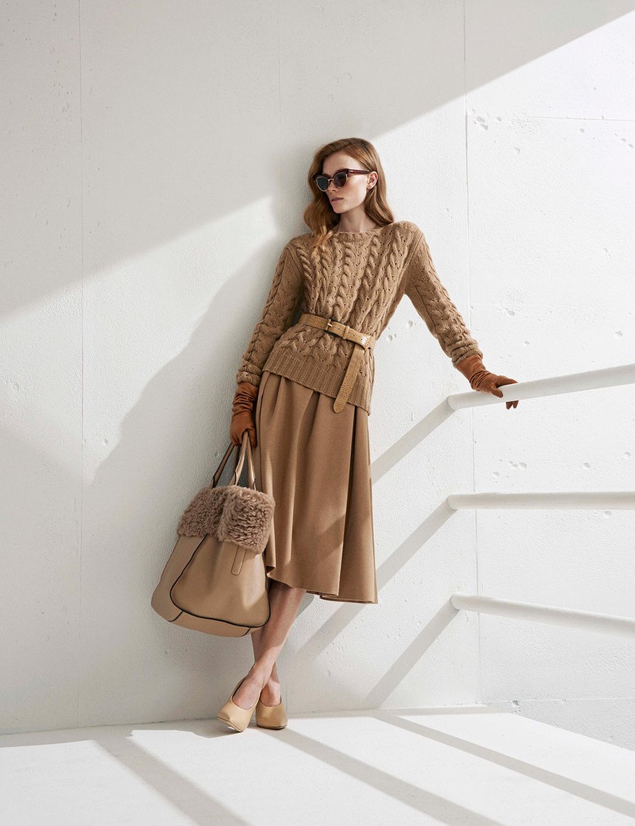 Стильное бежевое платье