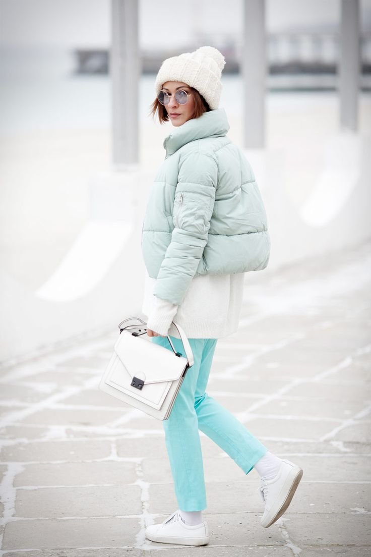 Белый пуховик стритстайл