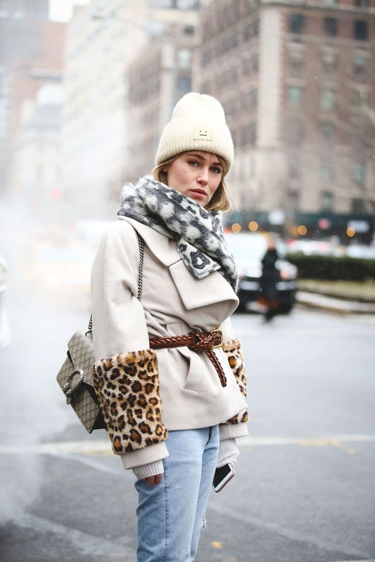 Шапка к черному пуховику