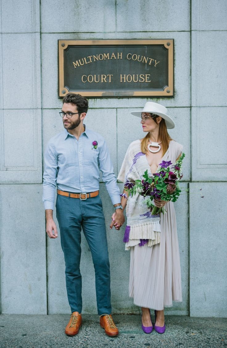 Светлый пиджак и темные брюки