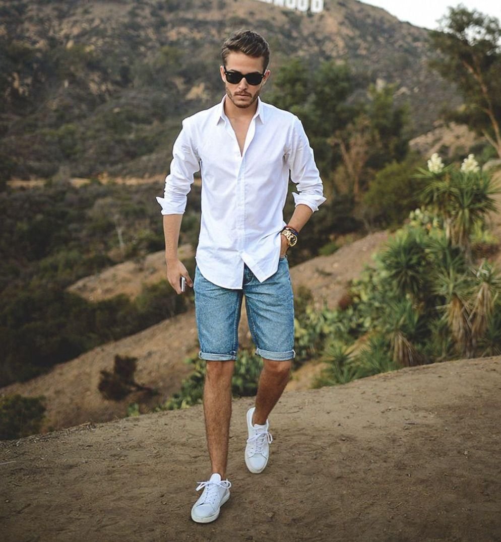 Светлые брюки и рубашка