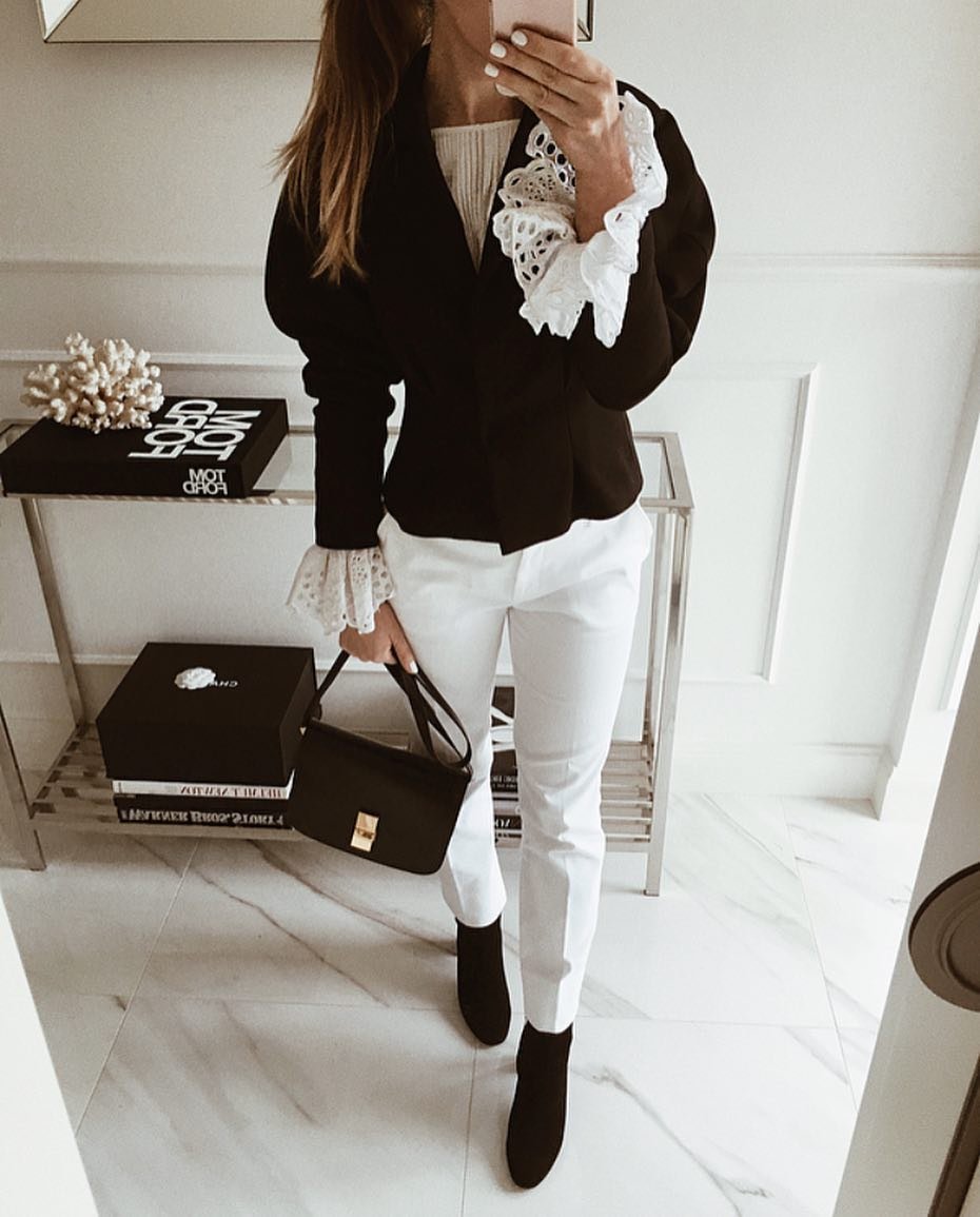 Девушка в белой рубашке