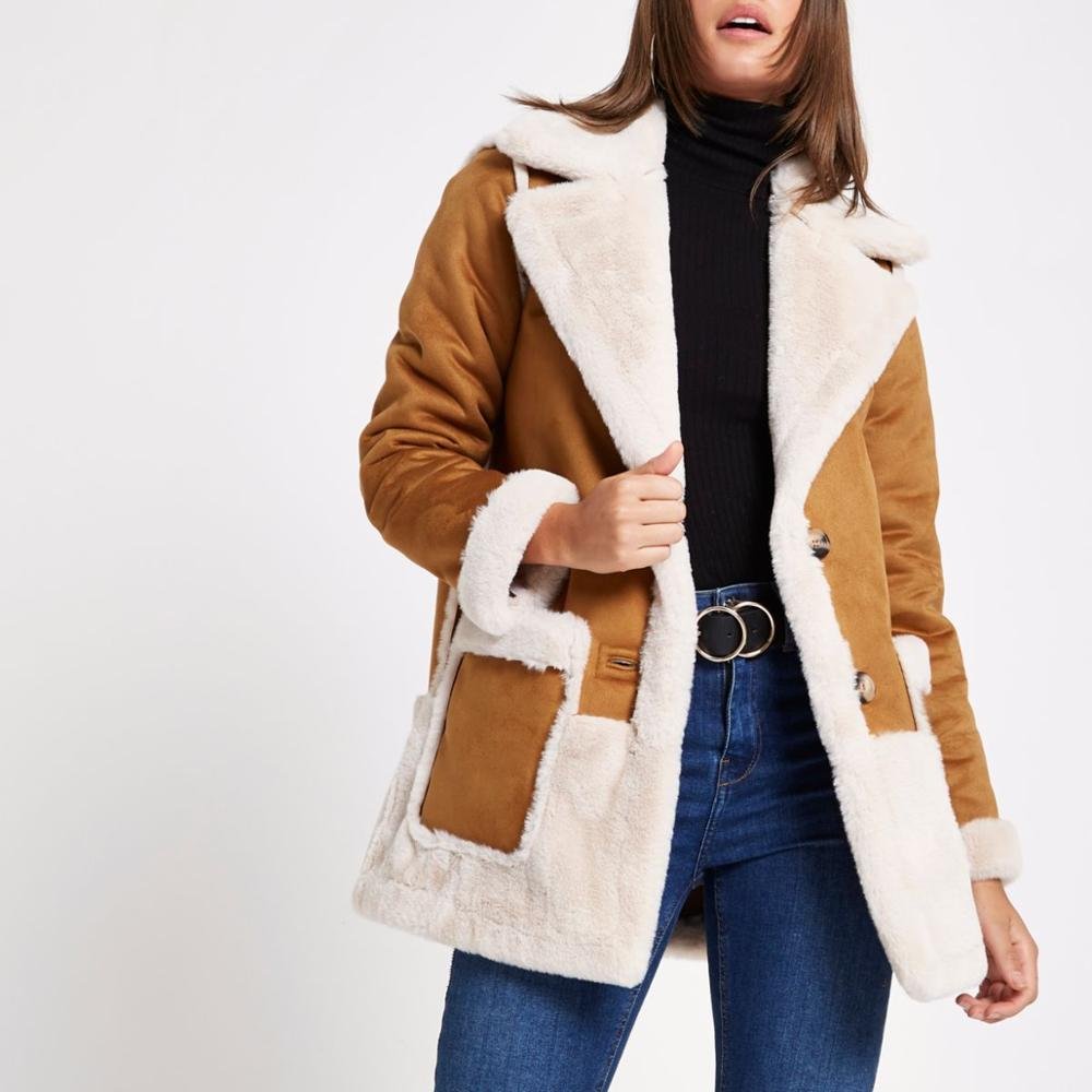 Коричневая куртка с белым мехом