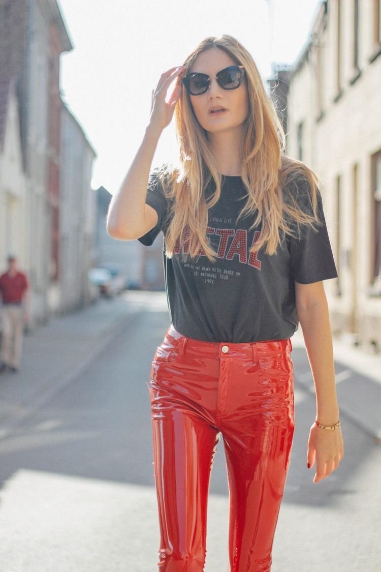 Красные лаковые штаны