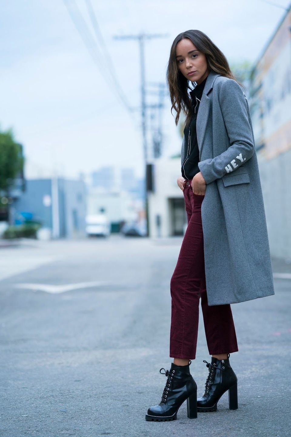 Классические брюки с грубыми ботинками