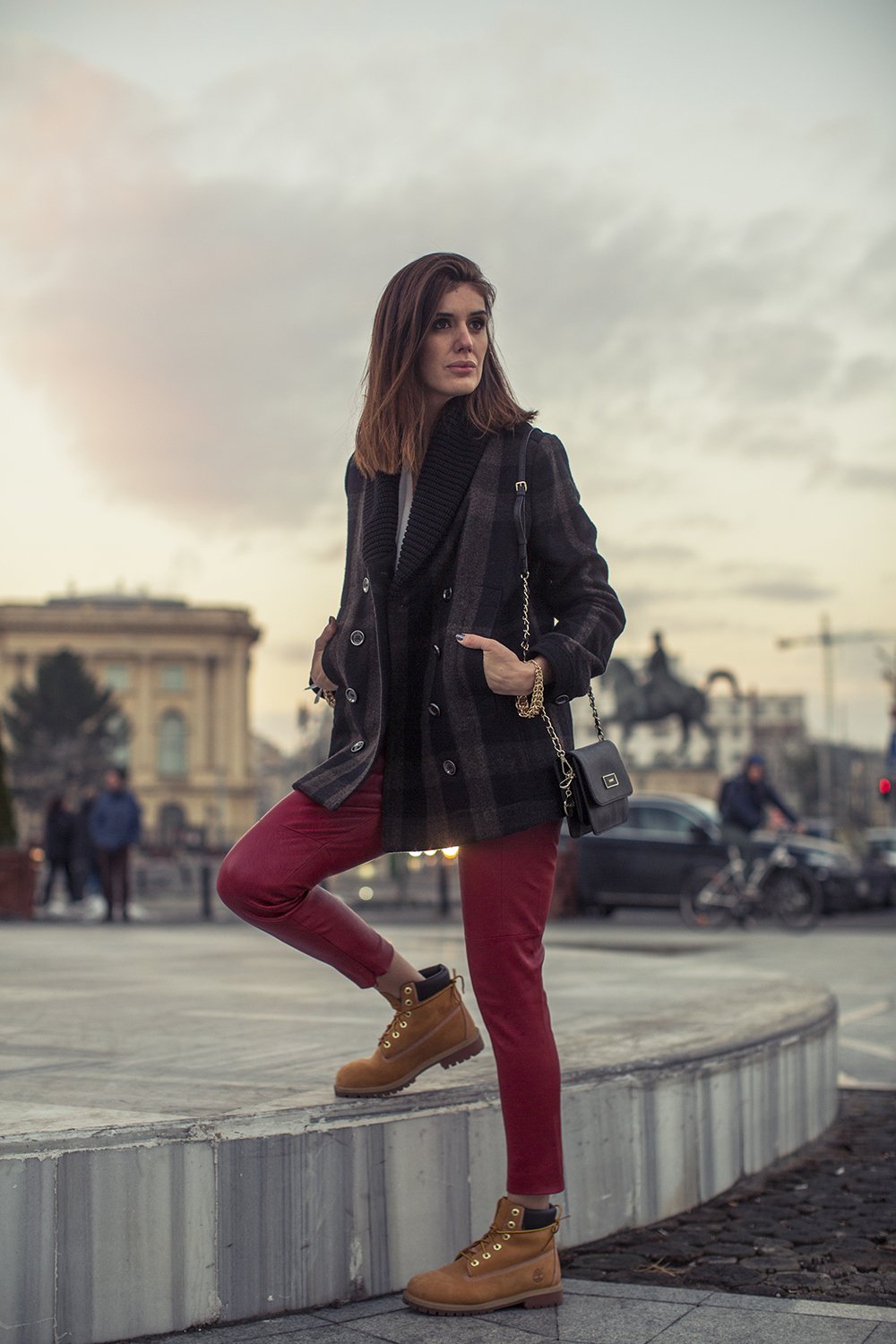 Куртка с лакированными ботинками