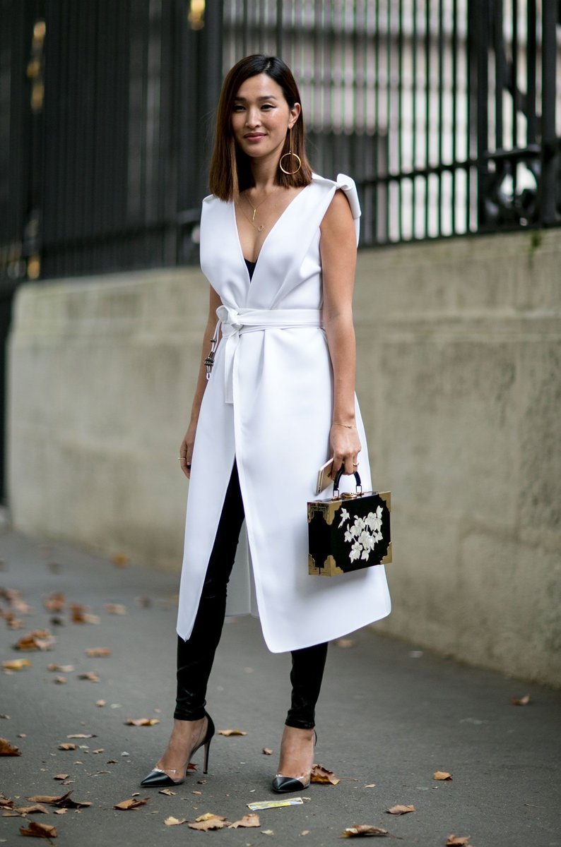 Белый пиджак и черное платье