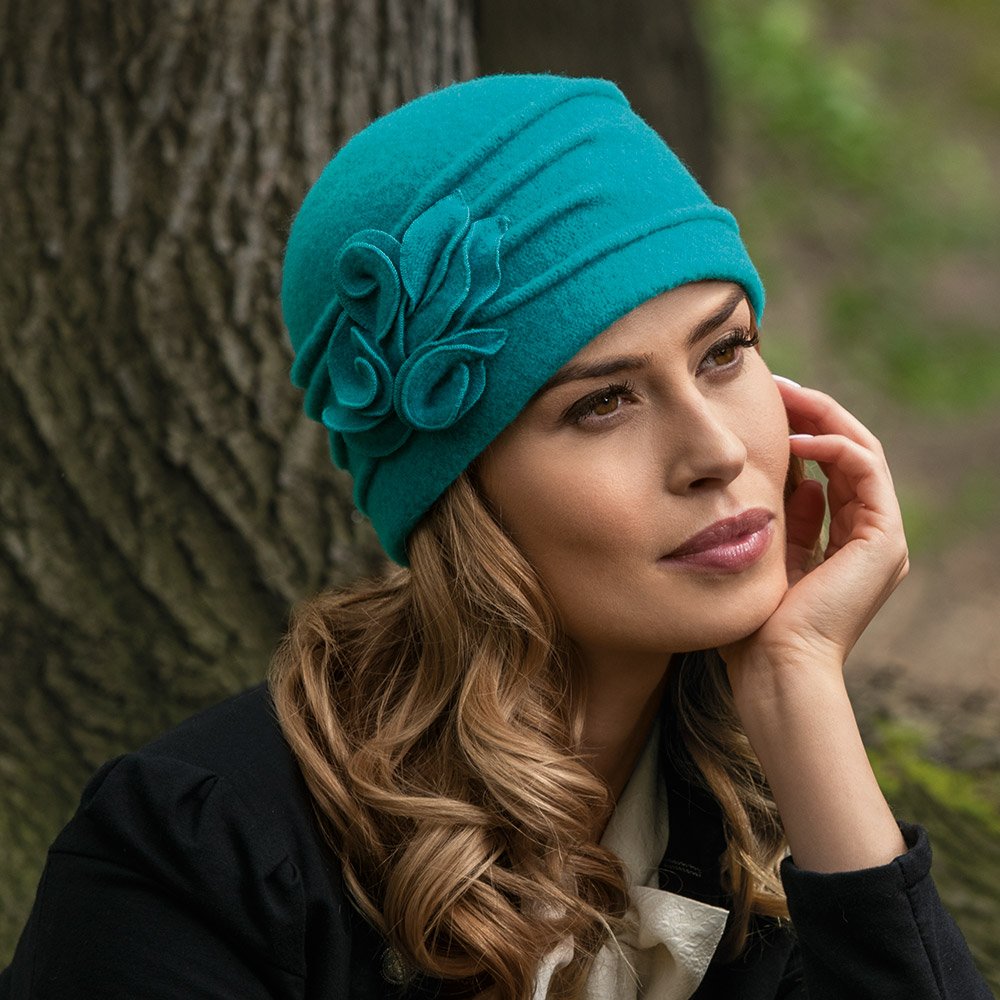 Девушка в шапке на глазах