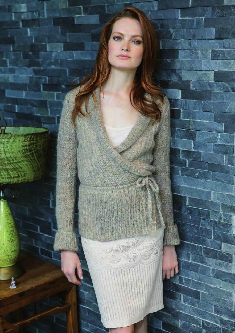 Вязаный свитер с треугольным вырезом