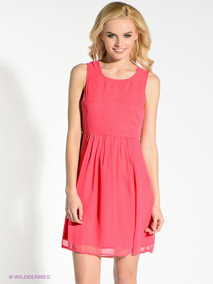 Розовое облегающее платье