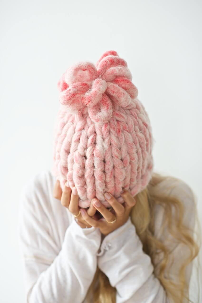 Шапка из плюшевой пряжи для девочки