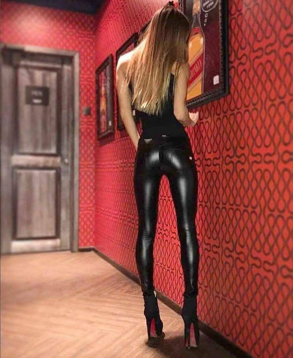 Попки в кожаных штанах
