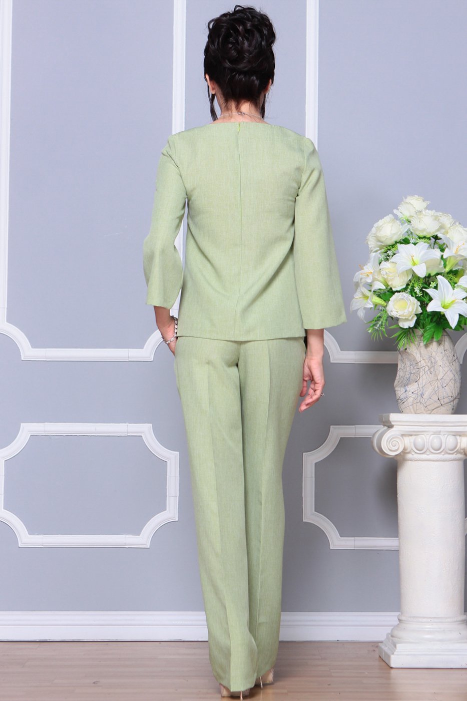 Оливковый костюм женский