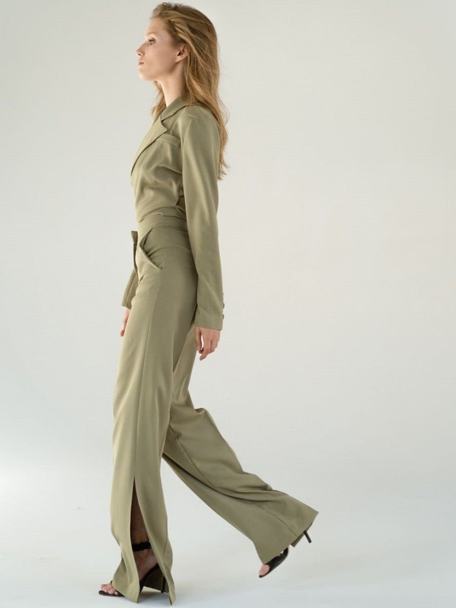 Брючный костюм оливкового цвета
