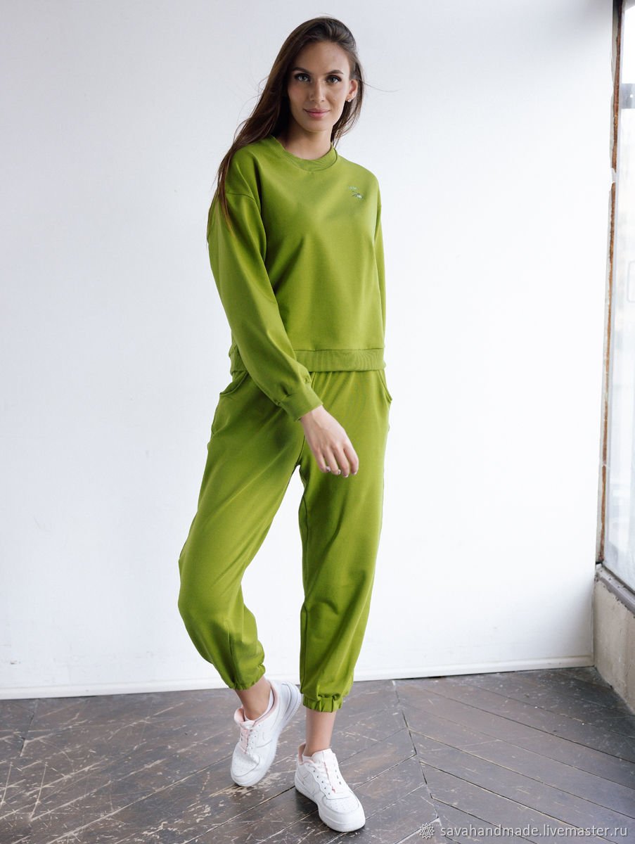 Зеленый костюм женский
