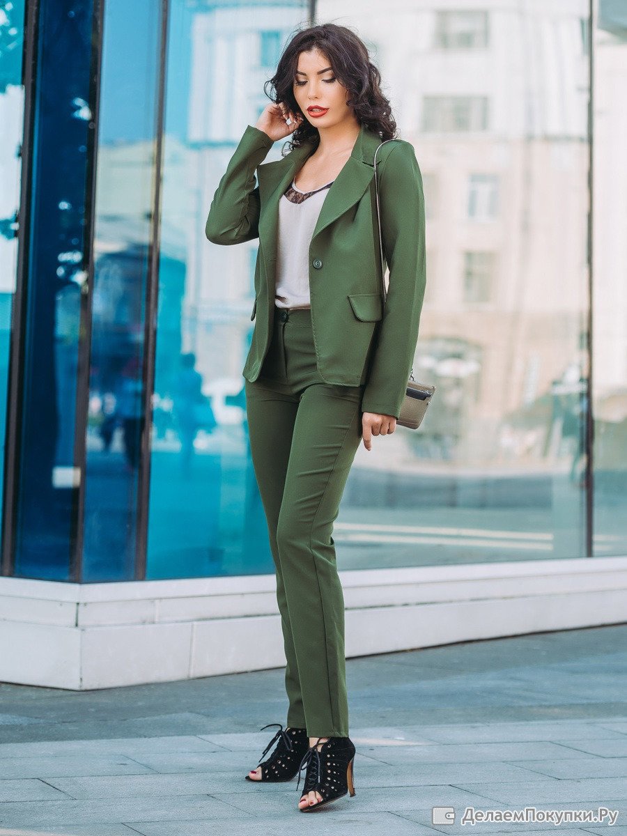 Спортивный костюм оливкового цвета