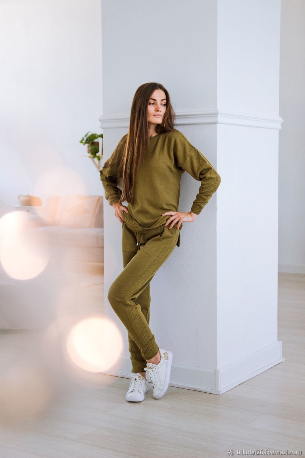 Темно оливковый костюм женский