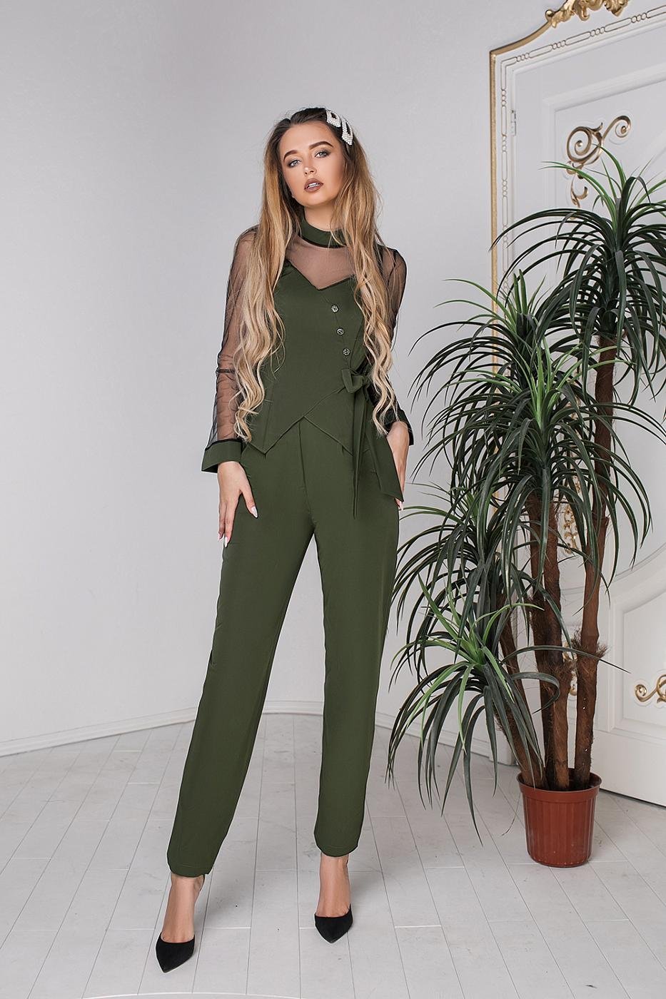 Костюм оливкового цвета женский