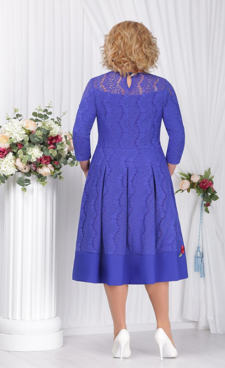 Модели из ткани с вышивкой