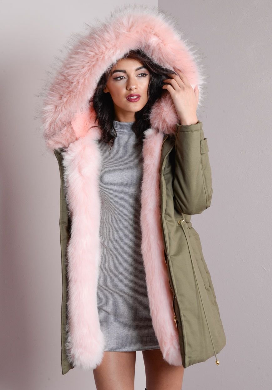 Розовая короткая куртка с мехом