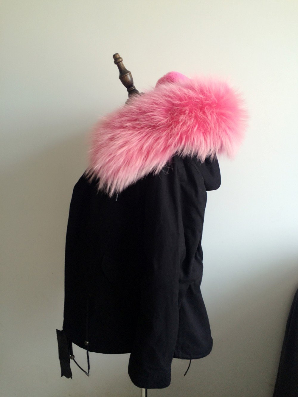 Черная куртка с розовым мехом
