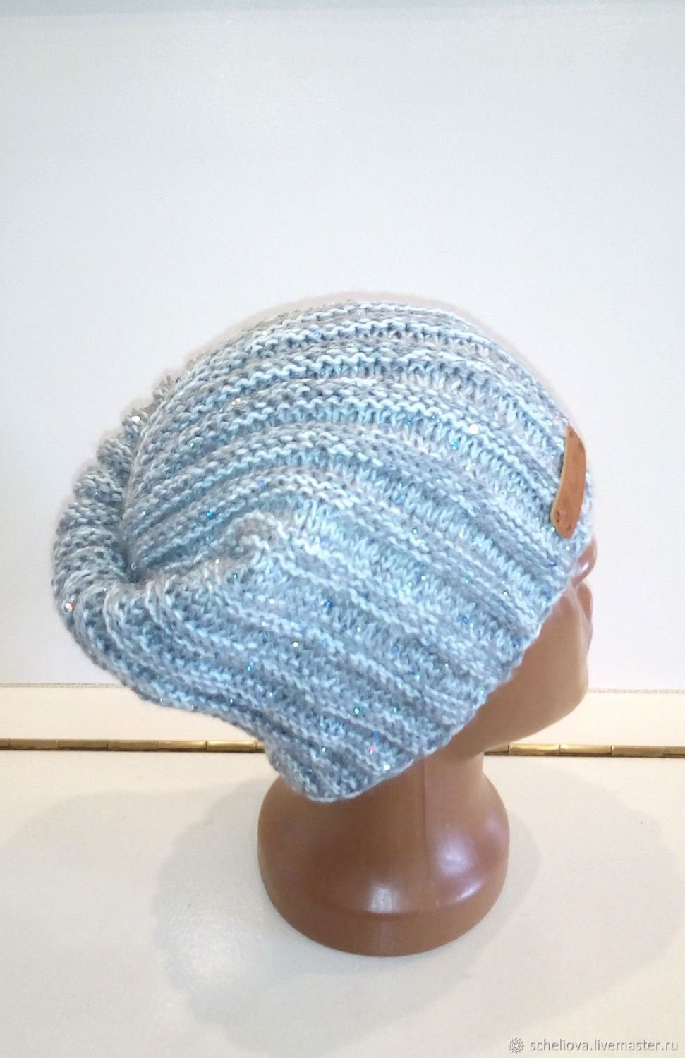 Вязаная шапка с пайетками