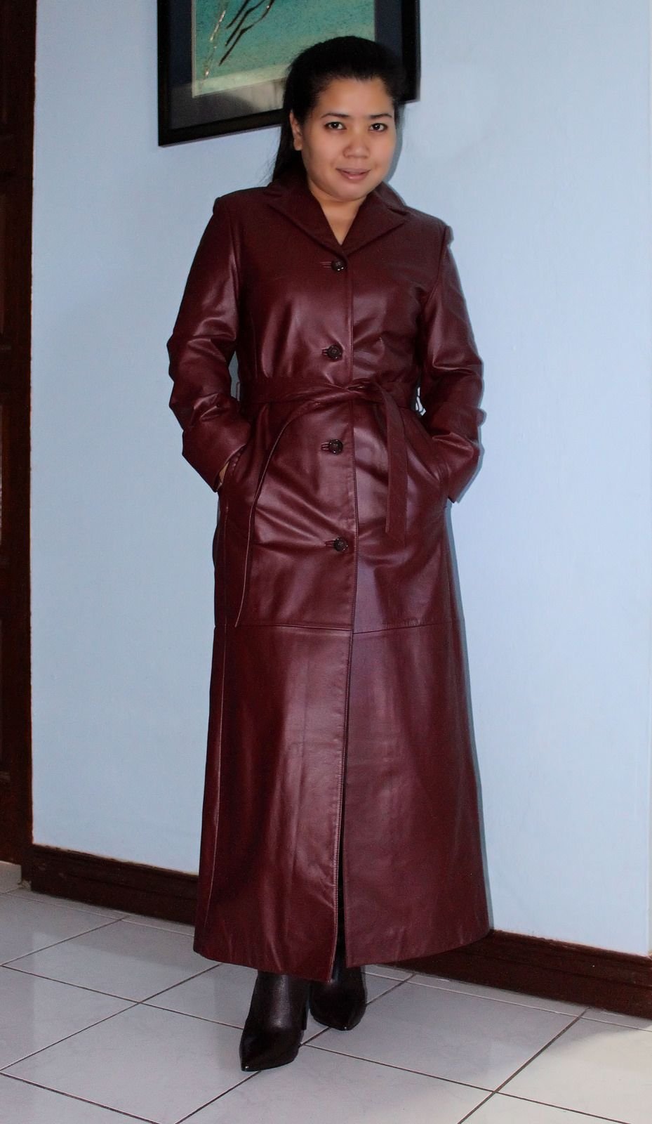 Полные женщины в кожаных плащах