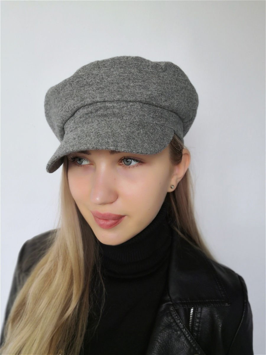 Бейсболка с длинными волосами