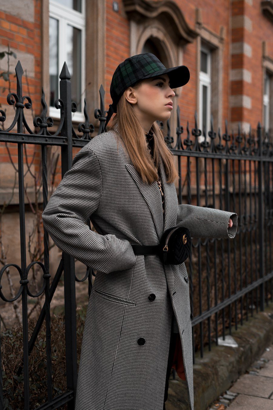 Девушка в пальто и кепке