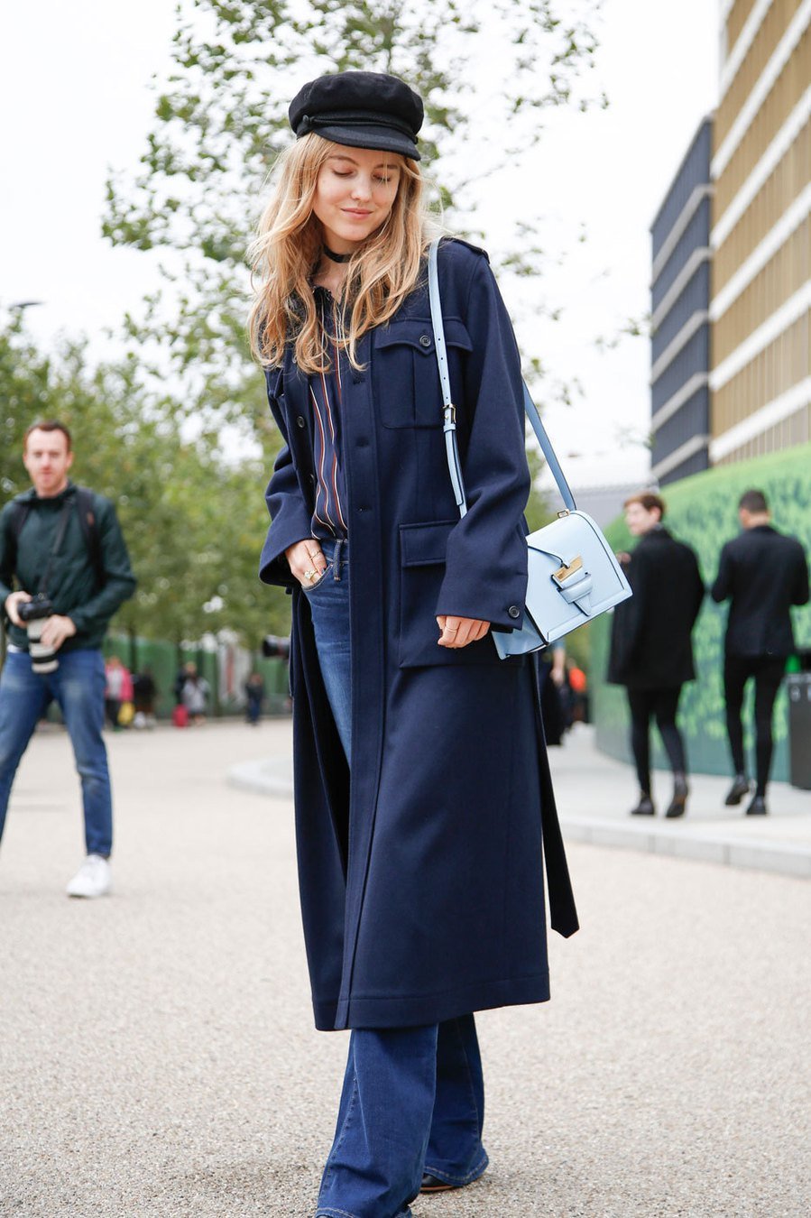 Бежевая в кепи образ