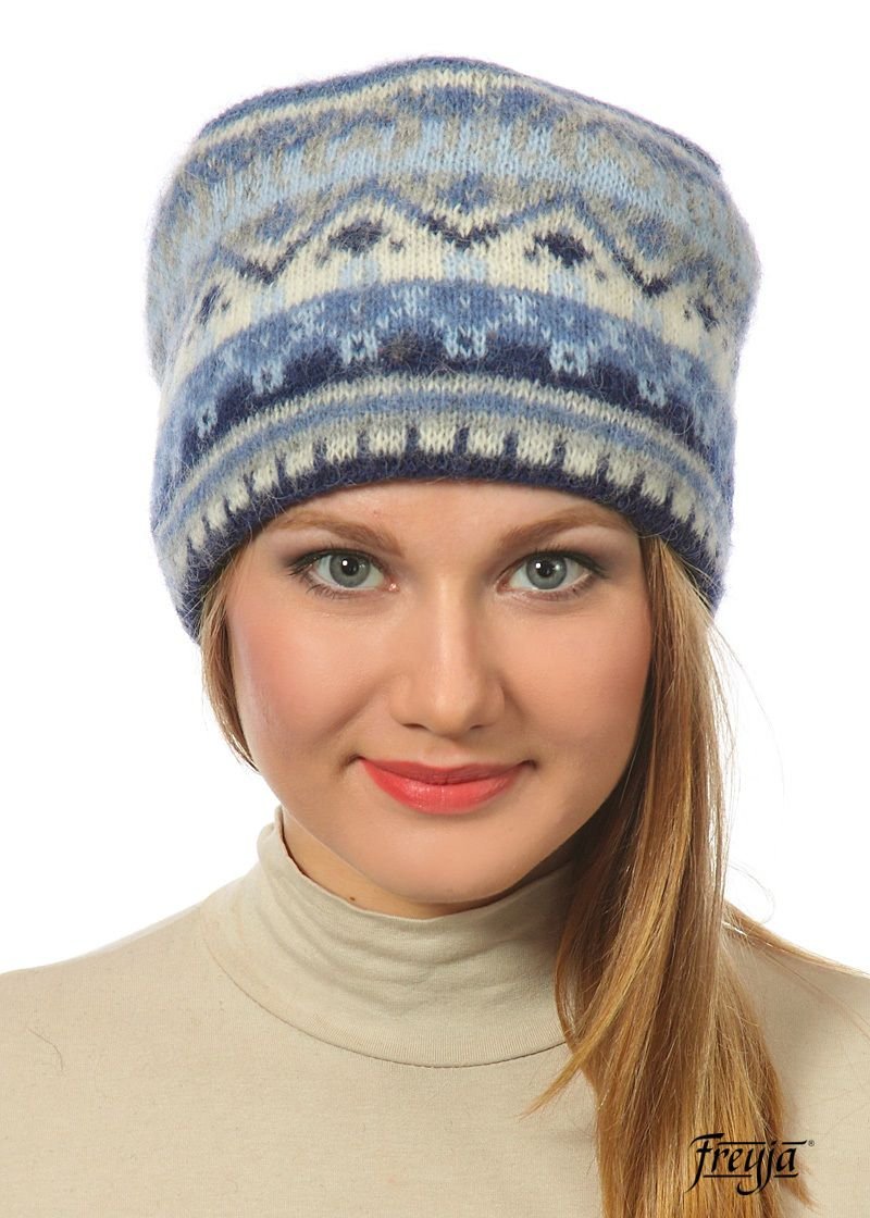 Шапка из полосатой пряжи