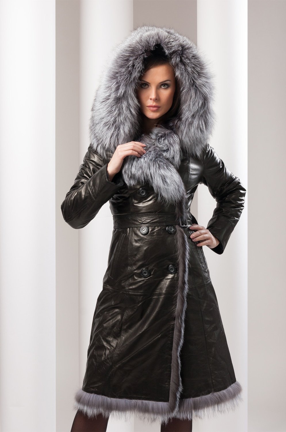 Кожаное пальто женское зимнее с мехом и капюшоном