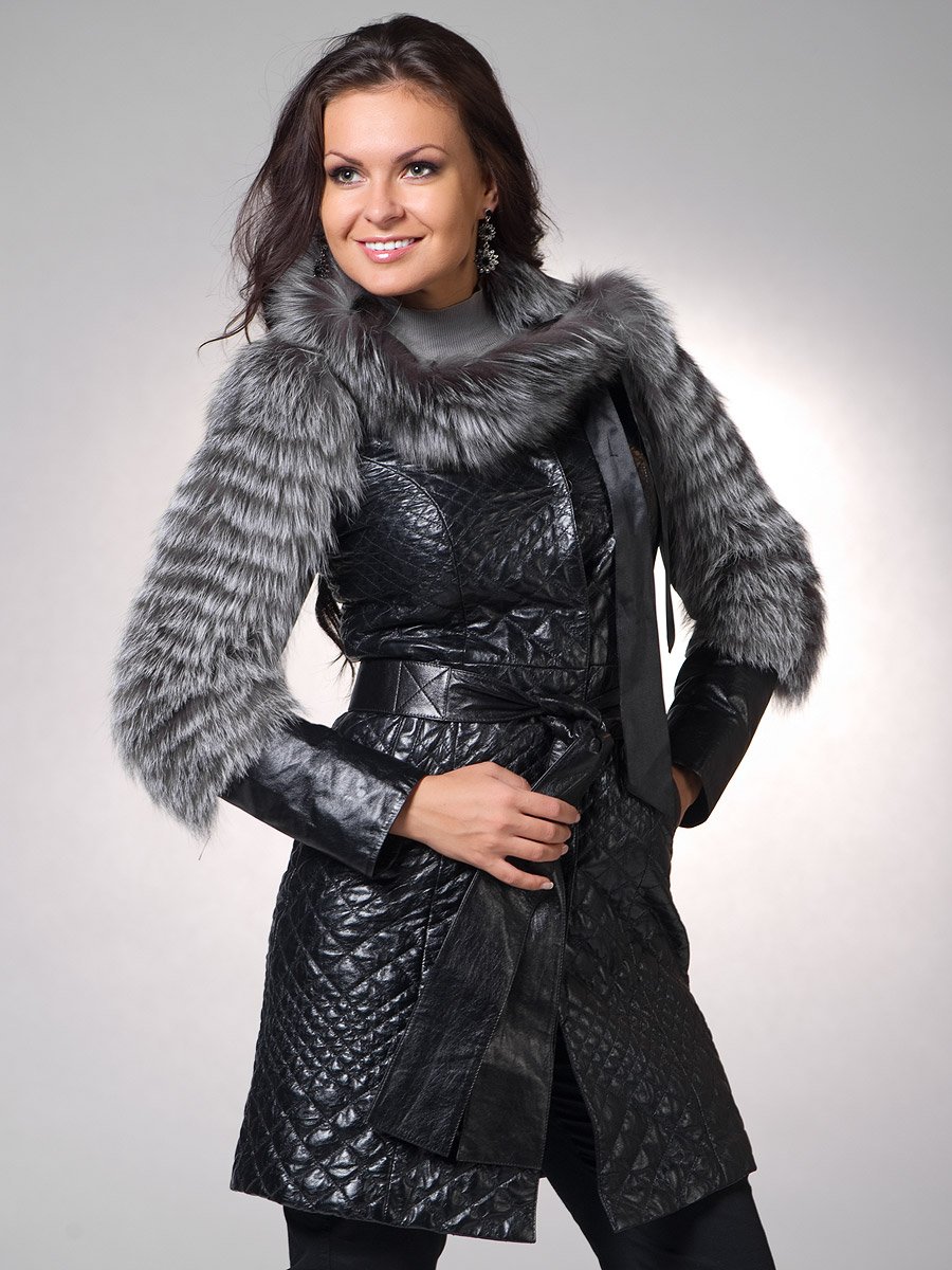 Кожаная куртка с воротником из чернобурки