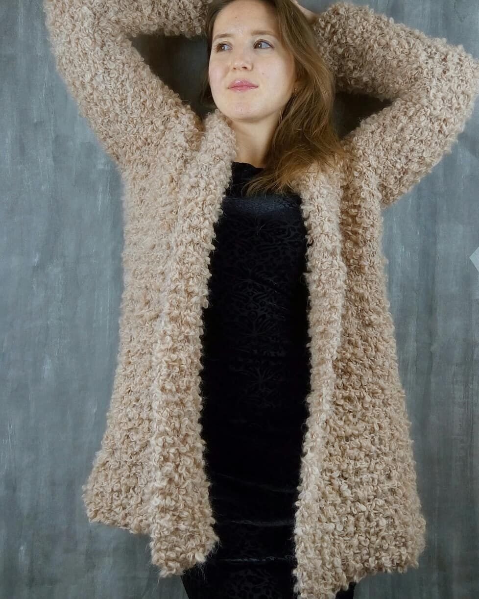 Свитер из буклированной пряжи спицами